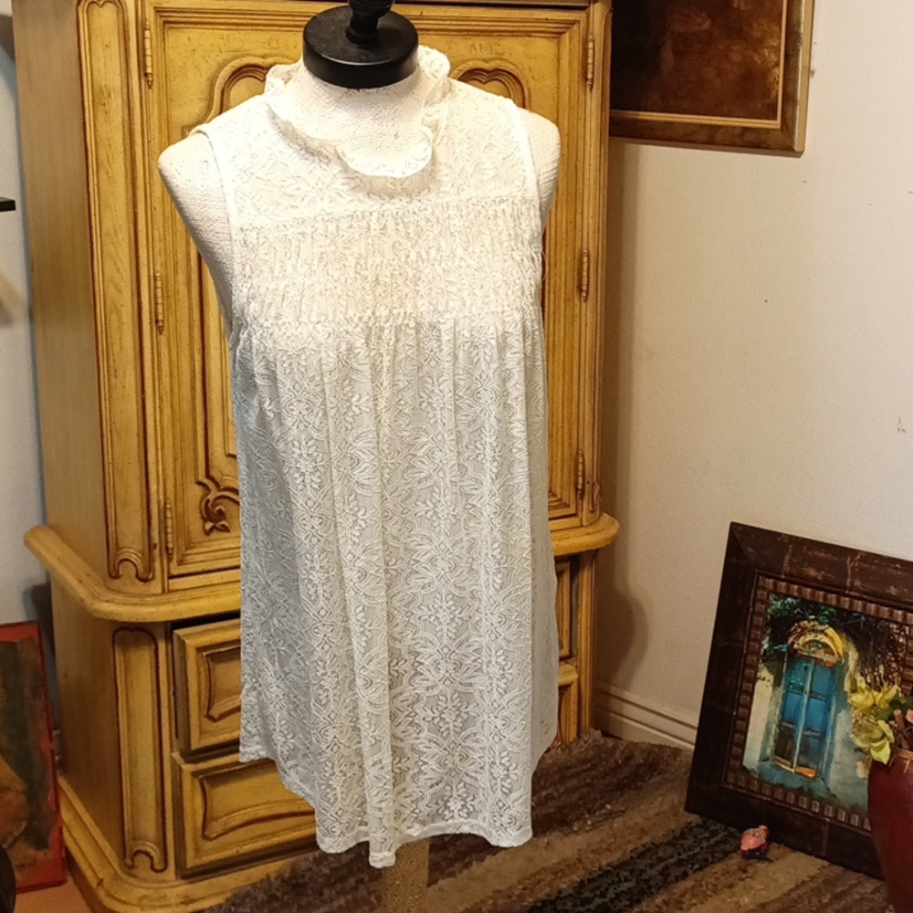 Womens Blouse Sz Medium creamy White lace over shirt Sleeveless EMBER MISSY b43